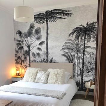 Palm tree engraving wallpaper at Christophe's home