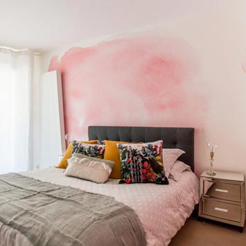 Papier peint nuage rose tête de lit