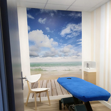 Poster planches sur mer dans une salle de massage